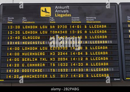 Bacheca Degli Arrivi All'Aeroporto Reina Sofia Tenerife South, Isole Canarie, Spagna Foto Stock