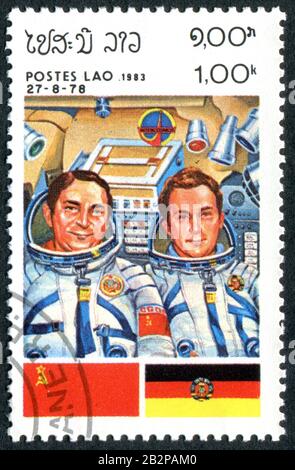 Laos - CIRCA 1983: Un francobollo stampato in Laos, che mostra l'equipaggio del veicolo spaziale Soyuz 31, Valery Bykovsky (URSS) e Sigmund Jaehn (GDR), circa 1983 Foto Stock
