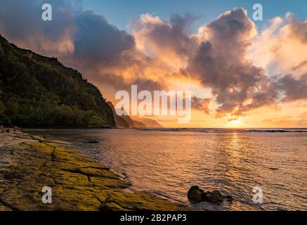 Il tramonto illumina le scogliere in recessione della costa di Napali sulla costa nord di Kauai nelle Hawaii Foto Stock