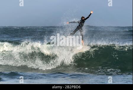 Mossel Bay, Sudafrica. Surfing le onde. Surfista cavalcare onda, tempesta cielo Foto Stock