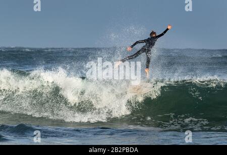 Mossel Bay, Sudafrica. Surfing le onde. Surfista cavalcare onda, tempesta cielo Foto Stock