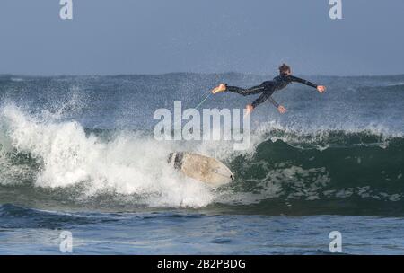 Mossel Bay, Sudafrica. Surfing le onde. Surfista cavalcare onda, tempesta cielo Foto Stock