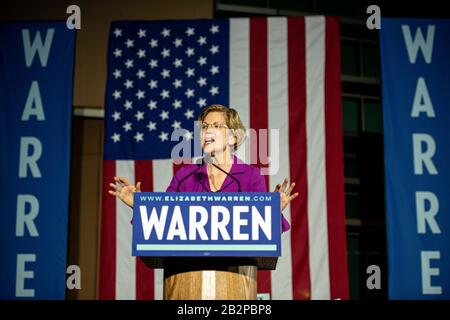 Los Angeles, California, Stati Uniti. 2nd Mar, 2020. Il candidato democratico alla presidenza ELIZABETH WARREN tiene un raduno all'East Los Angeles Community College di Los Angeles, California, la notte prima del primo turno di votazioni di martedì. Credit: Justin L. Stewart/Zuma Wire/Alamy Live News Foto Stock