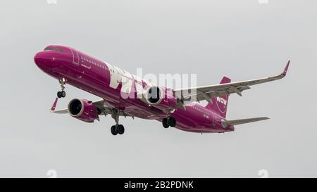 WOW Air Airbus A321 visto atterrare una giornata nuvolosa al Toronto Pearson Intl. Aeroporto Foto Stock