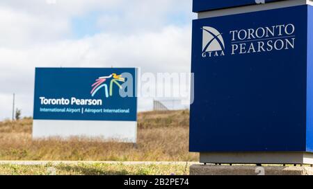 GTAA (Greater Toronto Airport Authority) Toronto Pearson firma con Toronto Pearson International Airport segno in background. Foto Stock