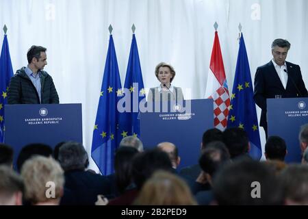 Kastanie, Grecia. 3rd Mar 2020. Il primo ministro greco Kyriakos Mitsotakis (L), il presidente della Commissione europea Ursula von der Leyen (C) e il primo ministro croato Andrej Plenkovic partecipano a una conferenza stampa nella città di Kastanies nella regione di Evros, nel nord-est della Grecia, il 3 marzo 2020. Martedì i leader delle istituzioni dell'Unione europea (UE) hanno espresso il loro sostegno alla Grecia e la determinazione per una risposta europea comune alla sfida dei rifugiati e dei migranti dopo una visita al confine terra greco-turco. Credito: Xinhua/Alamy Live News Foto Stock