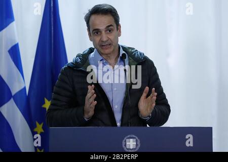 Kastanie, Grecia. 3rd Mar 2020. Il primo ministro greco Kyriakos Mitsotakis partecipa a una conferenza stampa nella città di Kastanies nella regione di Evros, nel nord-est della Grecia, il 3 marzo 2020. Martedì i leader delle istituzioni dell'Unione europea (UE) hanno espresso il loro sostegno alla Grecia e la determinazione per una risposta europea comune alla sfida dei rifugiati e dei migranti dopo una visita al confine terra greco-turco. Credito: Xinhua/Alamy Live News Foto Stock