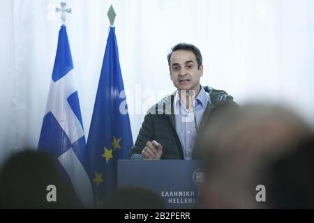 Kastanie, Grecia. 3rd Mar 2020. Il primo ministro greco Kyriakos Mitsotakis partecipa a una conferenza stampa nella città di Kastanies nella regione di Evros, nel nord-est della Grecia, il 3 marzo 2020. Martedì i leader delle istituzioni dell'Unione europea (UE) hanno espresso il loro sostegno alla Grecia e la determinazione per una risposta europea comune alla sfida dei rifugiati e dei migranti dopo una visita al confine terra greco-turco. Credito: Xinhua/Alamy Live News Foto Stock