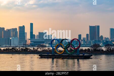 Una foto Degli Anelli olimpici in mostra alla Baia di Tokyo, al tramonto. Foto Stock