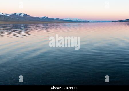 Tramonto Specchio riflessione in lago calmo. Luce serale. Mongolia Occidentale Foto Stock