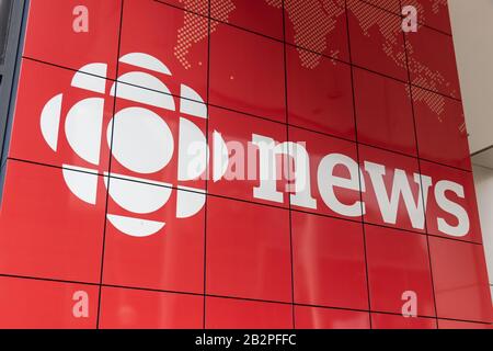 CBC News uscire di fronte al Canadian Broadcasting Centre, sede del CBC a Toronto. Foto Stock