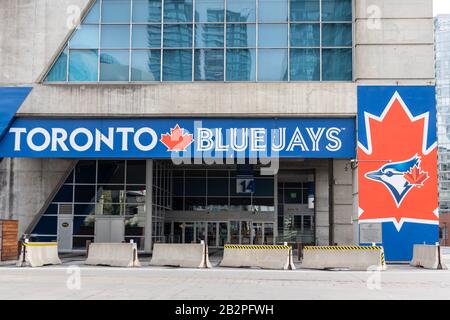 Toronto Blue Jays marchio all'esterno sul Rogers Centre in un pomeriggio vuoto. Foto Stock