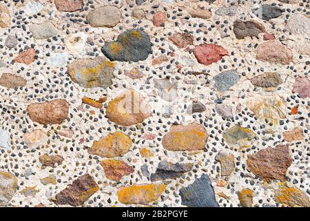 Struttura a muro in pietra fatta a mano. Sfondo colorato castello medievale muro. Superficie facciata in roccia beige Foto Stock