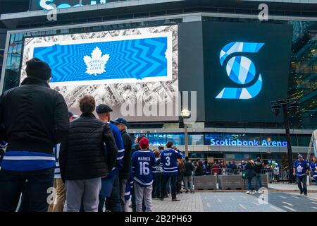 All'interno di Maple Leafs Square, di fronte alla Scotiabank Arena, il giorno della partita per i Toronto Maple Leafs, mentre i fan aspettano in fila per entrare nell'arena. Foto Stock