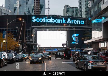 Zona affollata di fronte alla Scotiabank Arena, Maple Leafs Square, il giorno della partita per i Toronto Maple Leafs. Foto Stock