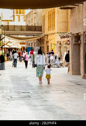 Immagine a colori di madre e bambino che cammina attraverso il mercato al Dubai Creek UAE Foto Stock