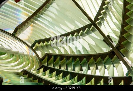 Immagine ravvicinata dei prismi di vetro che compongono una lente Fresnel in un faro Foto Stock