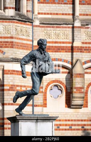 Statua di William Webb-Ellis, il creatore di Rugby football, fuori Rugby School, Rugby, Warwickshire, Inghilterra. Foto Stock