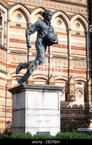 Statua di William Webb-Ellis, il creatore di Rugby football, fuori Rugby School, Rugby, Warwickshire, Inghilterra. Foto Stock