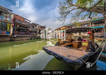 Shanghai, CINA, 01 NOVEMBRE 2019: Tradizionale barca cinese ormeggiata sulla riva del fiume Zhujiajiao antica città d'acqua il 01 novembre 2019 a Shanghai Foto Stock