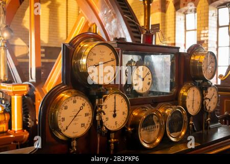 Misuratori di misura e grande volano presso la stazione Di Pompaggio Abbey, un museo di scienza e tecnologia a Leicester, Inghilterra Foto Stock