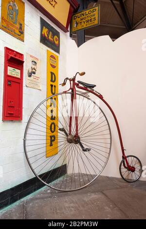 'Penny farthing', bicicletta antica, in mostra presso la Abbey Pumping Station, al Museum of Science and Technology di Leicester, in Inghilterra Foto Stock