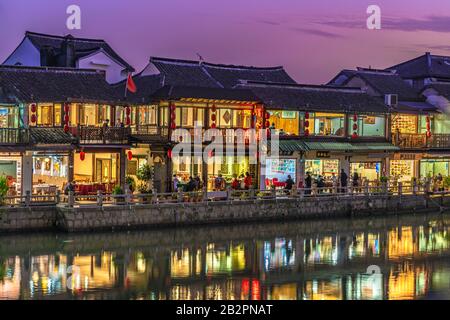 Shanghai, CINA, 01 NOVEMBRE 2019: Ristoranti cinesi lungo il fiume a Zhujiajiao antica città d'acqua in serata il 01 novembre 2019 a Shanghai Foto Stock