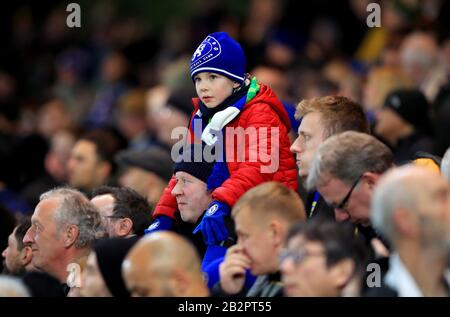 Un giovane fan di Chelsea in stand prima dell'inizio della quinta partita della fa Cup a Stamford Bridge, Londra. Foto Stock