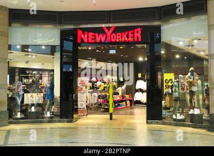 Oberhausen, Germania - 11 Febbraio. 2020: Vista sull'ingresso del negozio della catena di moda di New Yorker Foto Stock