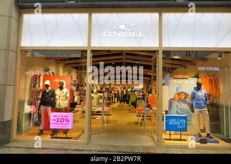 Oberhausen, Germania - 11 Febbraio. 2020: Vista sull'ingresso del negozio della catena di moda o`Neill Foto Stock