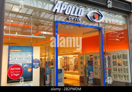 Oberhausen, Germania - 11 Febbraio. 2020: Vista sull'ingresso del negozio di occhiali Apollo Optik Foto Stock