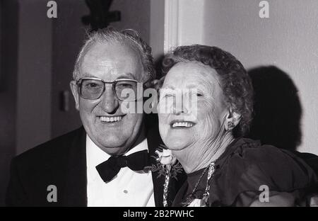 1980s, coppia storica e felice anziana che celebra il loro anniversario di nozze d'oro, Inghilterra, Regno Unito. Foto Stock