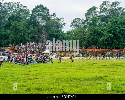 Monaci e persone si riuniscono ad Angkor Thom per celebrare Il Water Festival, una celebrazione buddista in Cambogia. Angkor Wat Parco Archeologico, Siem Reap, Camb Foto Stock