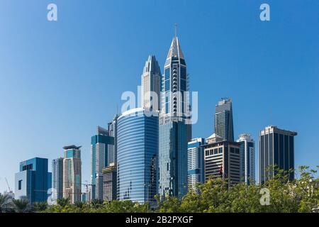 Dubai, Emirati Arabi Uniti - 1 DICEMBRE 2017: Complesso di edifici moderni nell'area di Internet City, Dubai è stata la città in via di sviluppo più veloce al mondo tra 2 Foto Stock