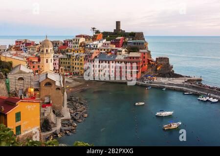 Vista panoramica di Vernazza - cinque terre, Italia Foto Stock