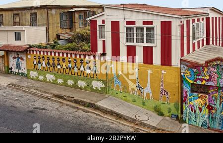 Murales dipinti su edifici; arte pubblica; temi per bambini, Street scene, Valparaiso; Cile; Sud America; estate Foto Stock