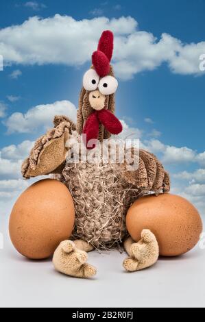 Pollo peluche con uova Foto Stock