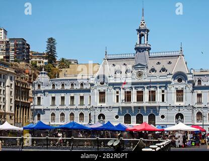 Edificio Armada de Chile, comune di Valparaiso, ornato vecchio edificio, 1910, orologio, campanile, francese neoclassico, azzurro, venditori ambulanti, Plaz Foto Stock