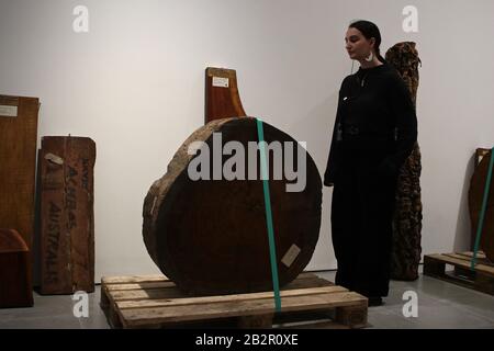 Formafantasma Cambio . La grande mostra di design esplora il legno e le dinamiche globali dell'industria del legno . Lo spettacolo pionieristico collega scienza , conservazione , ingegneria e politica , indaga su come il design possa plasmare un futuro migliore . Cambio di Formfantasma è una nuova mostra di design radicale sul legno. La mostra riunisce film, oggetti, manufatti e campioni, tra cui mobili appositamente progettati realizzati da un unico albero abbattuto durante le tempeste in Val de Fiemme in Italia , campioni di legno prestato da istituzioni di tutto il mondo , Dai Giardini Botanici reali a Kew e altri. Foto Stock