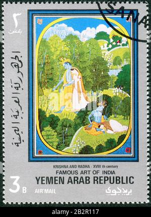 Yemen - CIRCA 1971: Un francobollo stampato in Yemen, dedicato alla famosa arte indiana, raffigura la foto Krishna e Radha, 18th secolo, circa 1971 Foto Stock