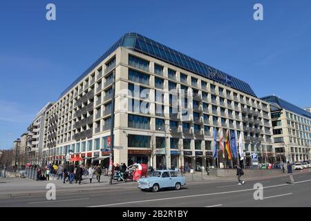 Hotel Radisson Blu, Karl-Liebknecht-Strasse, nel quartiere Mitte di Berlino, Deutschland Foto Stock