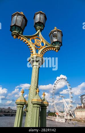 Ornate street lampione in Westminster, Londra, Inghilterra, Regno Unito Foto Stock