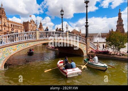 Persone barche a remi sul fossato in Plaza de Espana, Siviglia, Spagna Foto Stock