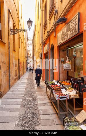 Strada stretta nel centro storico, Sassari, Sardegna, Italia Foto Stock