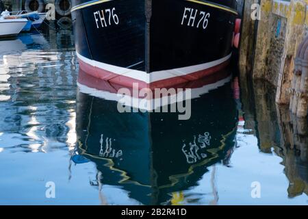 Il porto e le barche da pesca delle famiglie di pescatori di Mevagissey sono presenti in un recente documentario televisivo. Sono in attesa dell’esito dei colloqui sulla Brexit. Foto Stock