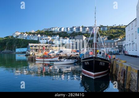 Il porto e le barche da pesca delle famiglie di pescatori di Mevagissey sono presenti in un recente documentario televisivo. Sono in attesa dell’esito dei colloqui sulla Brexit. Foto Stock