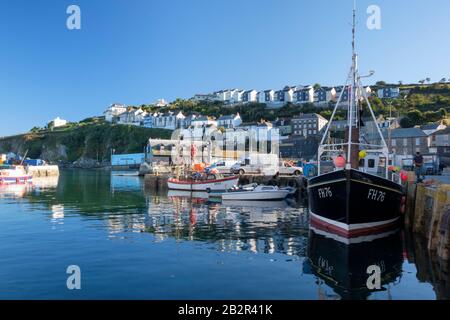 Il porto e le barche da pesca delle famiglie di pescatori di Mevagissey sono presenti in un recente documentario televisivo. Sono in attesa dell’esito dei colloqui sulla Brexit. Foto Stock