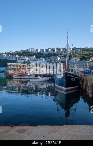 Il porto e le barche da pesca delle famiglie di pescatori di Mevagissey sono presenti in un recente documentario televisivo. Sono in attesa dell’esito dei colloqui sulla Brexit. Foto Stock