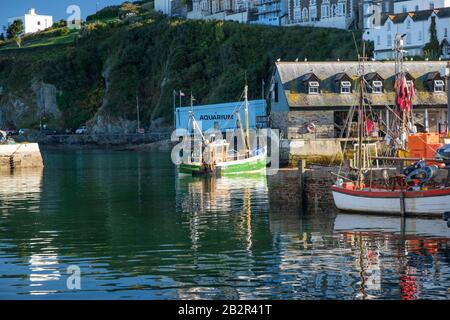 Il porto e le barche da pesca delle famiglie di pescatori di Mevagissey sono presenti in un recente documentario televisivo. Sono in attesa dell’esito dei colloqui sulla Brexit. Foto Stock