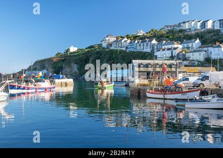 Il porto e le barche da pesca delle famiglie di pescatori di Mevagissey sono presenti in un recente documentario televisivo. Sono in attesa dell’esito dei colloqui sulla Brexit. Foto Stock